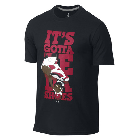 Camiseta Jordan "It's Gotta Be Da Shoes" (010/negro/carmín)