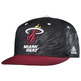 Gorra Flatbrim Miami Heat Bordada (negro/rojo/blanco)